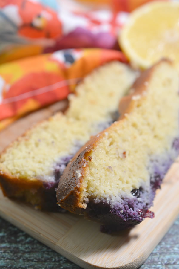 Easy keto bread everyone will love! Low carb almond flour ketogenic diet bread. Tasty keto breakfast bread - quick grab and go breakfast. Best keto loaf recipe that is moist and delicious. No coconut flour in this bread.Not diary free and do have egg. Simple recipe for a low carb diet and keto diet. Subsitute the blueberry with chocolate chips, cinnamon, pumpkin, strawberry, lemon or chocolate. #keto #ketorecipe