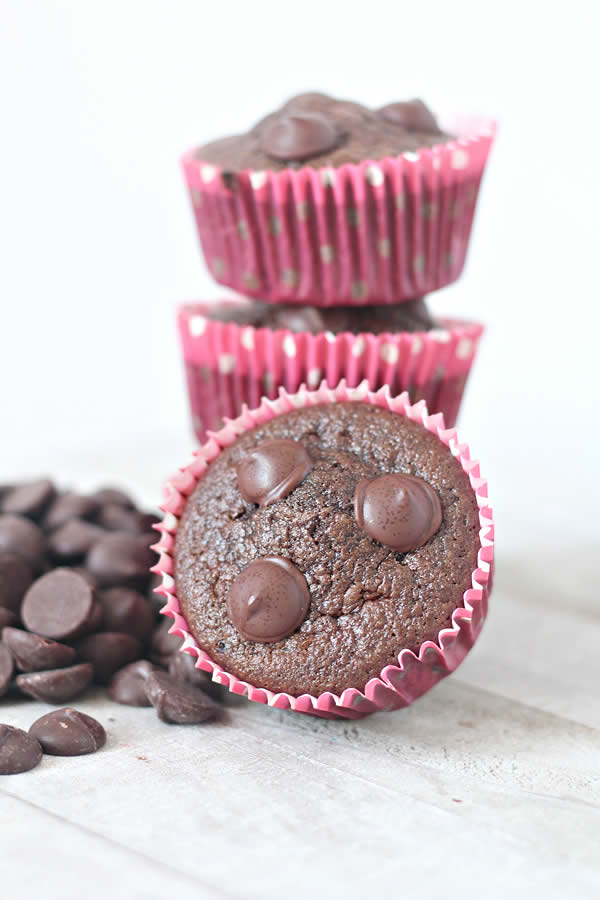 Easy keto muffins everyone will love! Low carb almond flour ketogenic diet muffins. Tasty keto breakfast muffins - quick grab and go breakfast. Best keto chocolate muffin recipe that is moist and delicious. No coconut flour in these muffins.They are not diary free and do have egg. Simple recipe for a low carb diet and keto diet. Make muffins in these flavors too blueberry, cinnamon, pumpkin, strawberry, lemon. #keto #ketorecipe