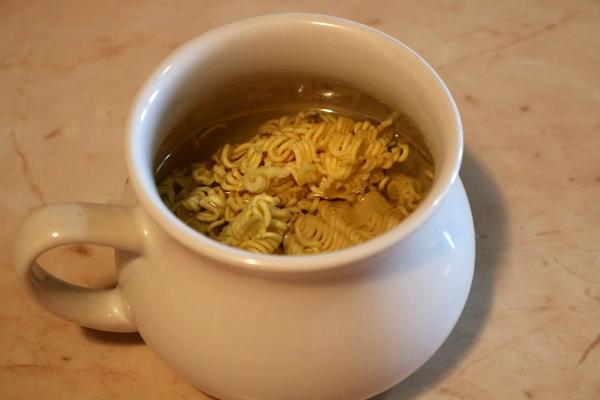 microwave chow mein in a mug 4